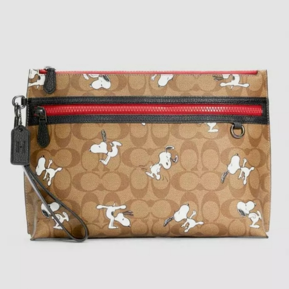 Coach ( Peanuts 🥜) snoopy lg wristlet